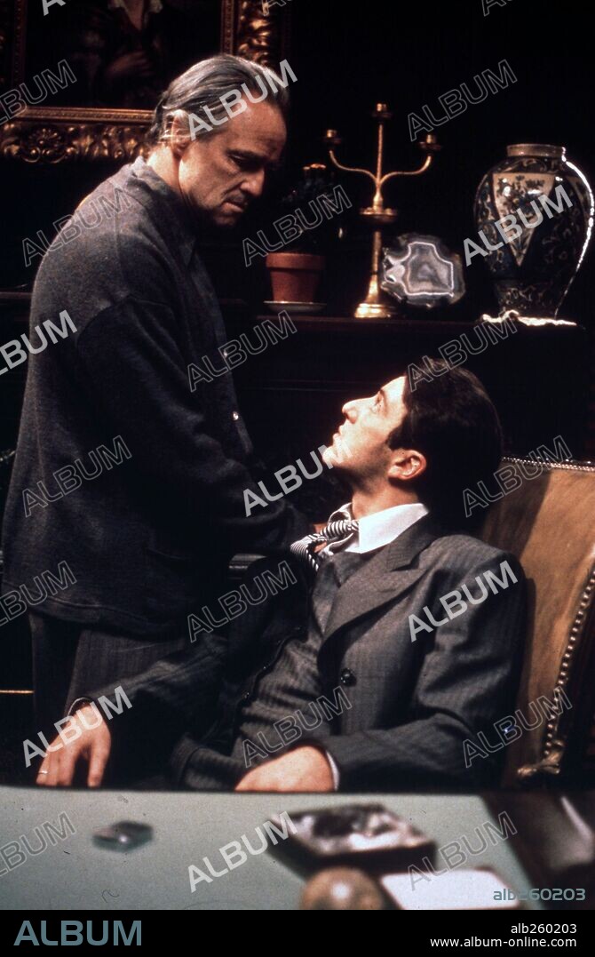 AL PACINO et MARLON BRANDO dans THE GODFATHER, 1972, réalisé par FRANCIS FORD COPPOLA. Copyright PARAMOUNT PICTURES.