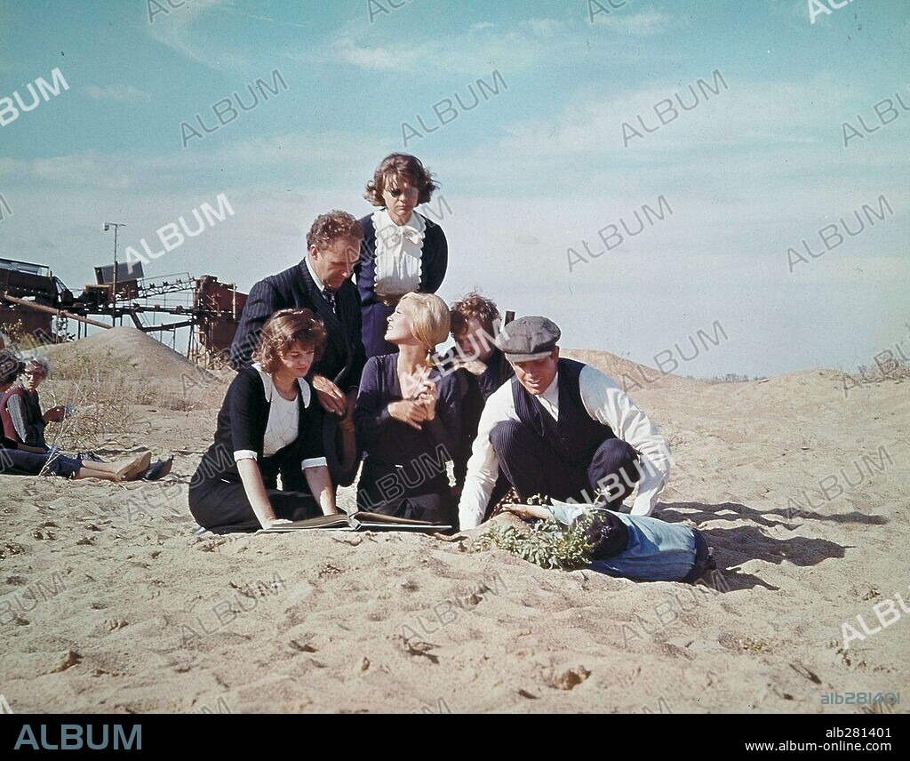 ESTELLE PARSONS, FAYE DUNAWAY, GENE HACKMAN, MICHAEL J. POLLARD and WARREN BEATTY in BONNIE AND CLYDE, 1967, directed by ARTHUR PENN. Copyright WARNER BROTHERS.