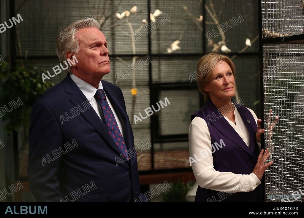 GLENN CLOSE y ROBERT WAGNER en SIETE HERMANAS, 2017 (SEVEN SISTERS), dirigida por TOMMY WIRKOLA. Copyright NEXUS FACTORY.