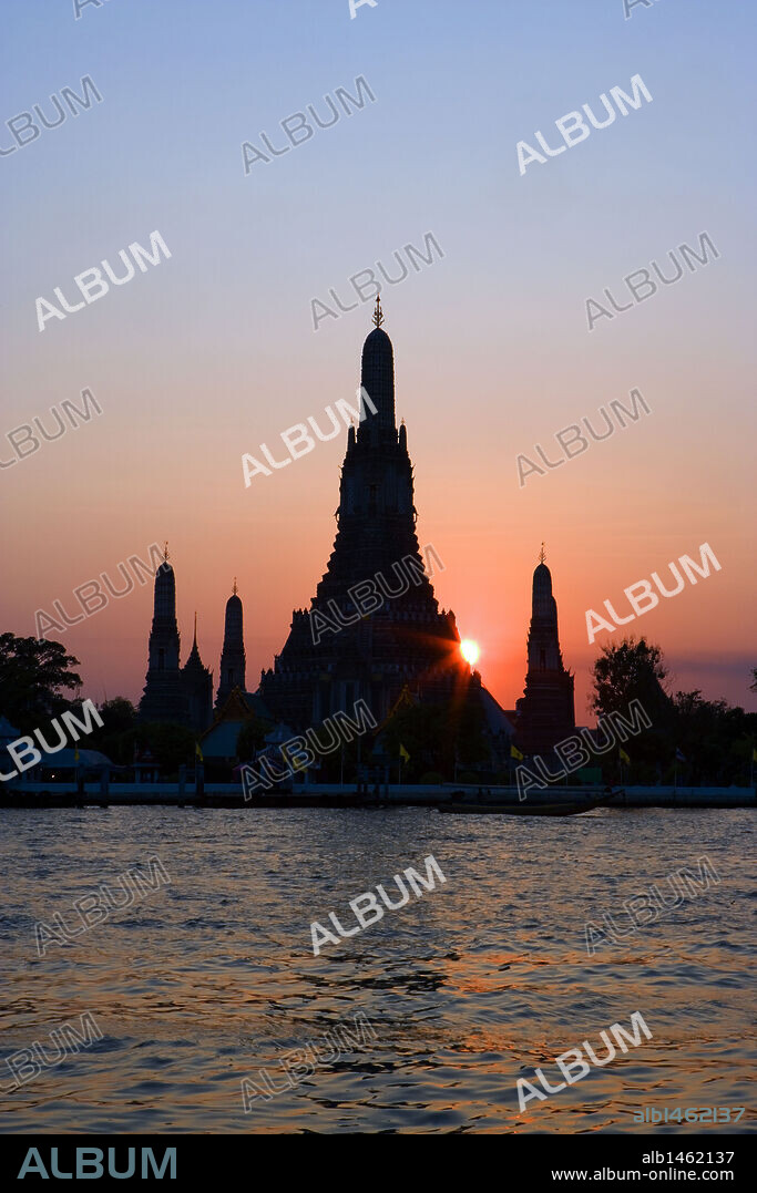 Vista a CONTRALUZ del WAT ARUN (TEMPLO DE LA AURORA) en THONBURI, al otro lado del RIO CHAO PHRAYA. BANGKOK. Tailandia.