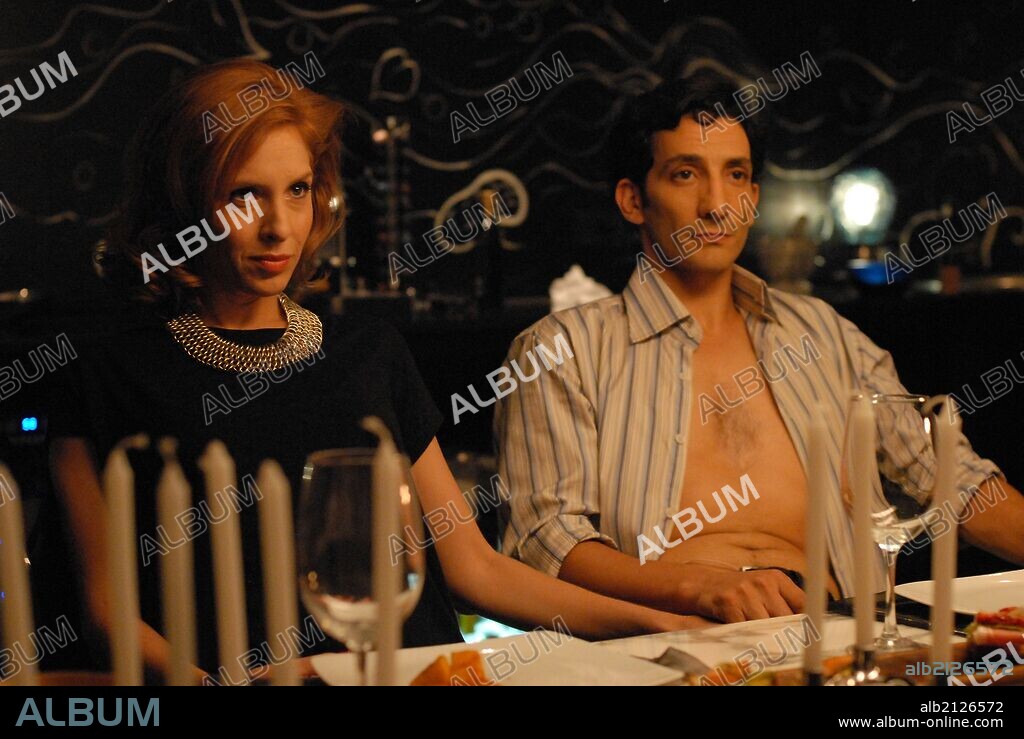 CARLA PETERSON y JUAN MINUJIN en DOS MAS DOS, 2012, dirigida por DIEGO KAPLAN. Copyright POL-KA PRODUCCIONES/INCAA/PATAGONIK FILM GROUP.