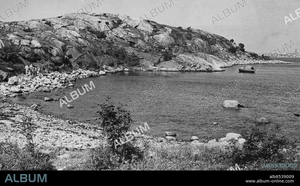 Lysekil 1969-08-08 - Koffertmordet - mordet på Margareta af Forselles - Här i viken hittade de två Lysekilsdykarna den flytande kofferten med det stympade kvinnoliket. Längst bort skymtar Lysekils kyrka. *** Local Caption *** GT - Allan Karlsson. KAMERAREPORTAGE.
