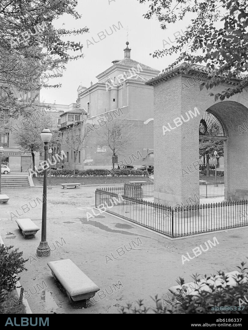 ANTONIO SOLA (1782-1861). ARCO DEL MONUMENTO A DAOIZ Y VELARDE EN  LA PLAZA DEL DOS DE MAYO - FOTOGRAFIA EN BLANCO Y NEGRO - AÑOS 60.