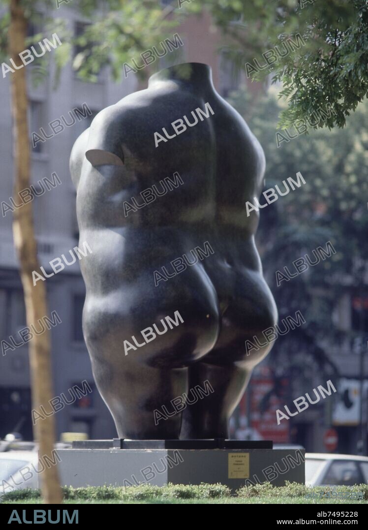 FERNANDO BOTERO. TORSO DE MUJER - VISTA TRASERA.