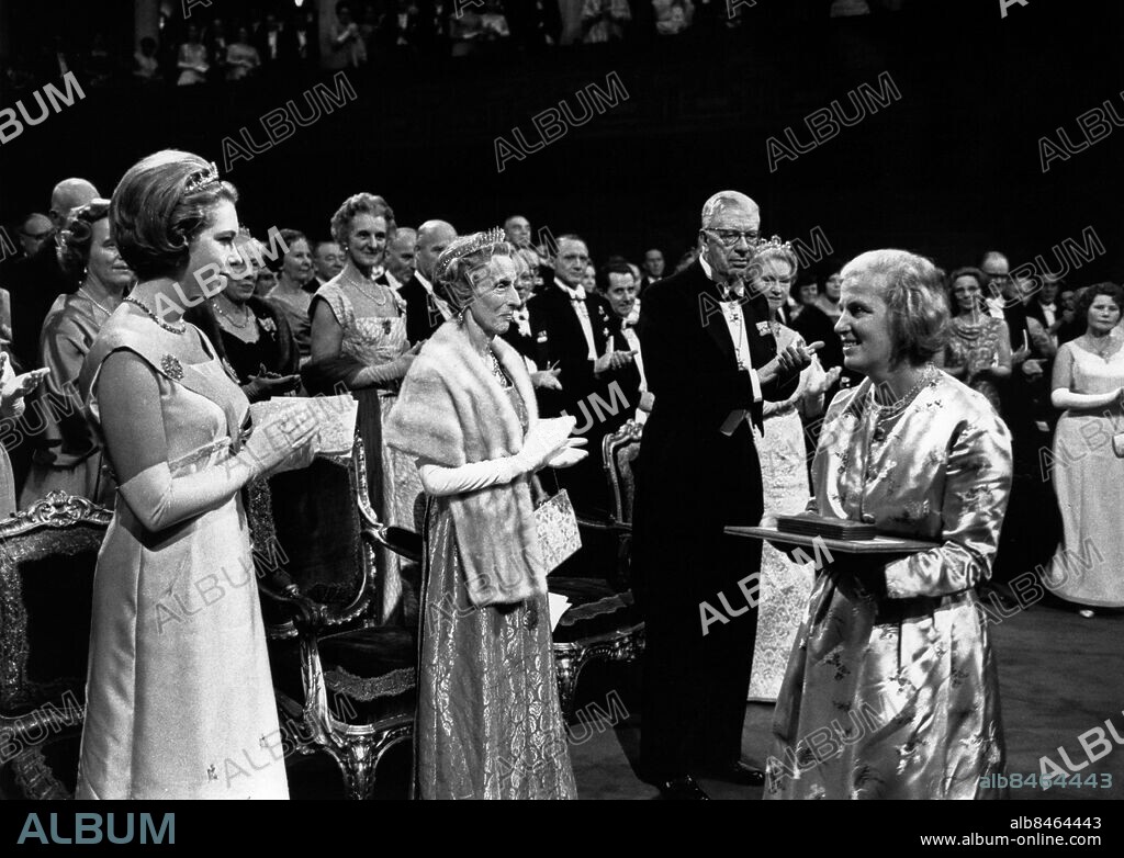 STOCKHOLM 19641210 . Dorothy Hodgkin, England, har erhållit Nobelpriset i kemi 1964. Från vänster prinsessan Christina, drottning Louise, kung Gustaf VI Adolf och Dorothy Hodgkin. Foto: Svenskt Pressfoto / SCANPIX / Kod: 20360.