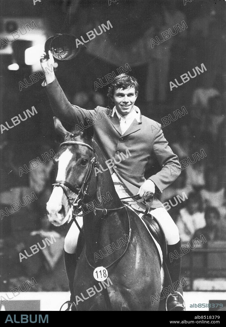 GÖTEBORG 1985-04-14.. Peter Eriksson - ryttare, hoppning. Här mottager han publikens jubel. *** Local Caption *** GP Foto: Anders Hofgren / Kamerareportage / TT / Kod: 2524.