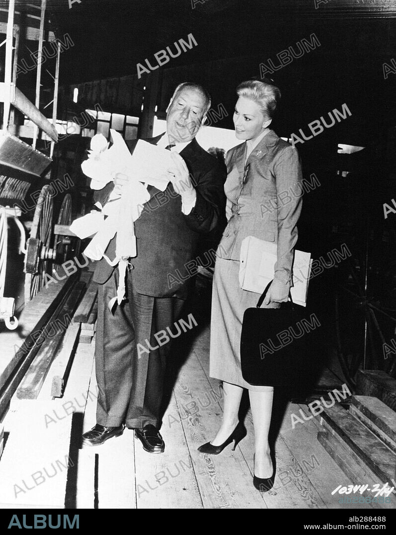 ALFRED HITCHCOCK y KIM NOVAK en VERTIGO [DE ENTRE LOS MUERTOS], 1958 (VERTIGO), dirigida por ALFRED HITCHCOCK. Copyright Alfred J. Hitchcock Productions.