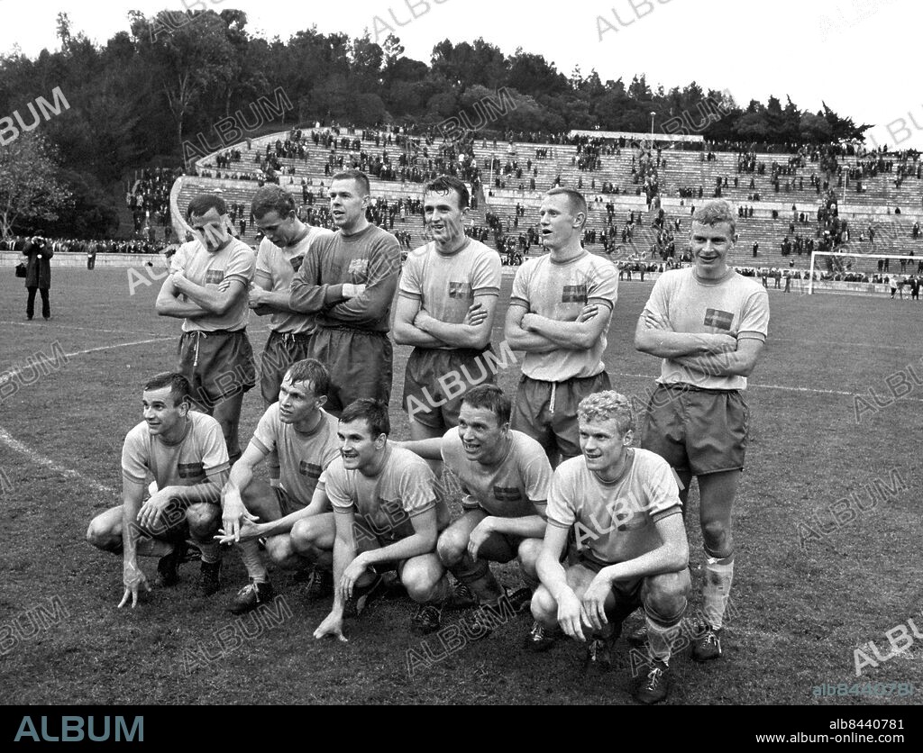 ARKIV 1966-11-13. Sveriges startelva mot Portugal i EM-kvalet i fotboll på Estadio Nacional i Lissabon, Portugal 13:e november 1966. Sverige vann med 2-1, Inge Danielsson stod för Sveriges båda mål.. Stående Fr. v: Kurt Axelsson, Hans Selander, Rooney Pettersson, Rolf Björklund, Björn Nordqvist och Jim Nildén.. Sittande Fr. v: Ulf Jansson, Ingvar Svensson, Inge Danielsson, Agne Simonsson och Tom Turesson.. Foto: Jan Collsiöö / TT / Kod: 1001.
