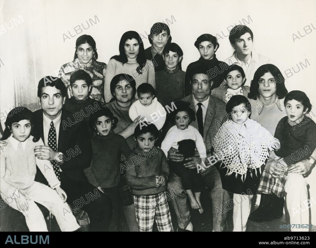 Vitoria, 20/02/1975. Al matrimonio formado por Valentín Borja Hernández, de 50 años, maestro de obras, y Mari Carmen Jiménez Pérez, de 45, les ha sido concedido por segundo año consecutivo el premio de Natalidad. Han tenido 18 hijos, de los cuales les viven 17, el mayor de 28 años y la "benjamina" de un año. En la fotografía, el matrimonioo rodeado de todos sus hijos. .