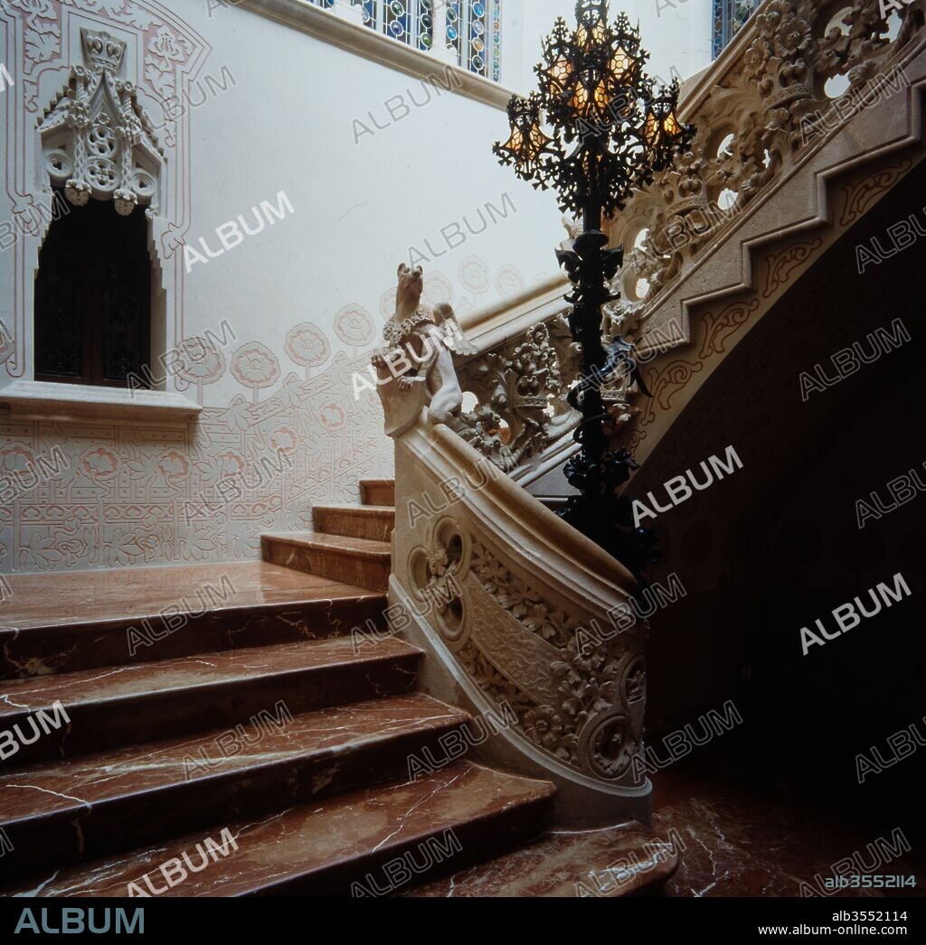Josep Puig i Cadafalch / Escalera del patio interior de la Casa Garí, 1898-1899, Argentona, Barcelona, Cataluña, España.