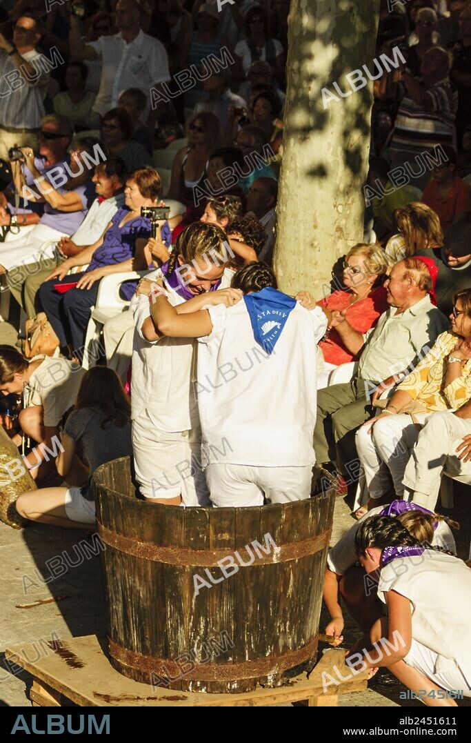 concurso de pisadores de uva, fiestas de Es Vermar, Binissalem, Mallorca, islas baleares, Spain, europa.