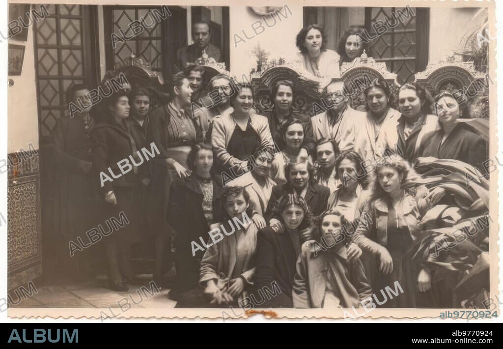 1940. Completion of the Student Pallium, 40s, the tallest man with Glasses is Manuel Elena Caro, in front of him is protected by Martín González, his Wife, Silk Embroiderer and among the 2 Men is Esperanza Elena Caro.