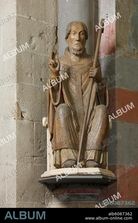 Romanische Nikolaus-Figur am Vierungspfeiler.