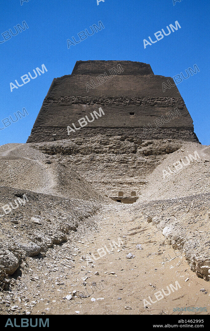 ARTE EGIPCIO. IMPERIO ANTIGUO. IV DINASTIA. PIRAMIDE DE SNEFRU. MEIDUM. Egipto.