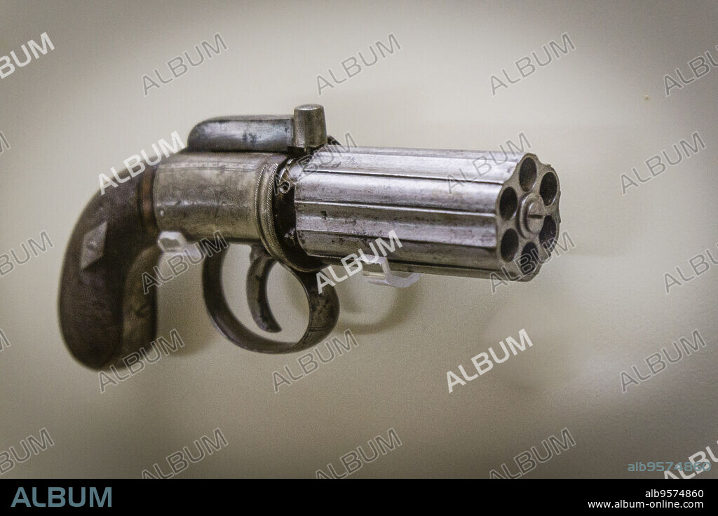 revolver avispero, Cast Steel, USA, 19th, Castle of San Carlos, seventeenth century, Palma, Mallorca, Spain.