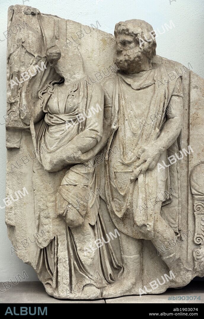 ARTE GRIEGO. PERIODO HELENISTICO. ASIA MENOR. ALTAR DE ZEUS O ALTAR DE PERGAMO. Construído por orden de Eumenes II Sóter entre 164 y 156 aC. Los relieves los realizaron artistas de la Escuela de Pérgamo. S. II aC. FRISO DE TELEFO, fundador de Pérgamo. Relieves con la representación de Teutrantes entregando a Auge en matrimonio a Telefo. Museo de Pérgamo (Isla de los Museos). Berlín. Alemania. Europa.