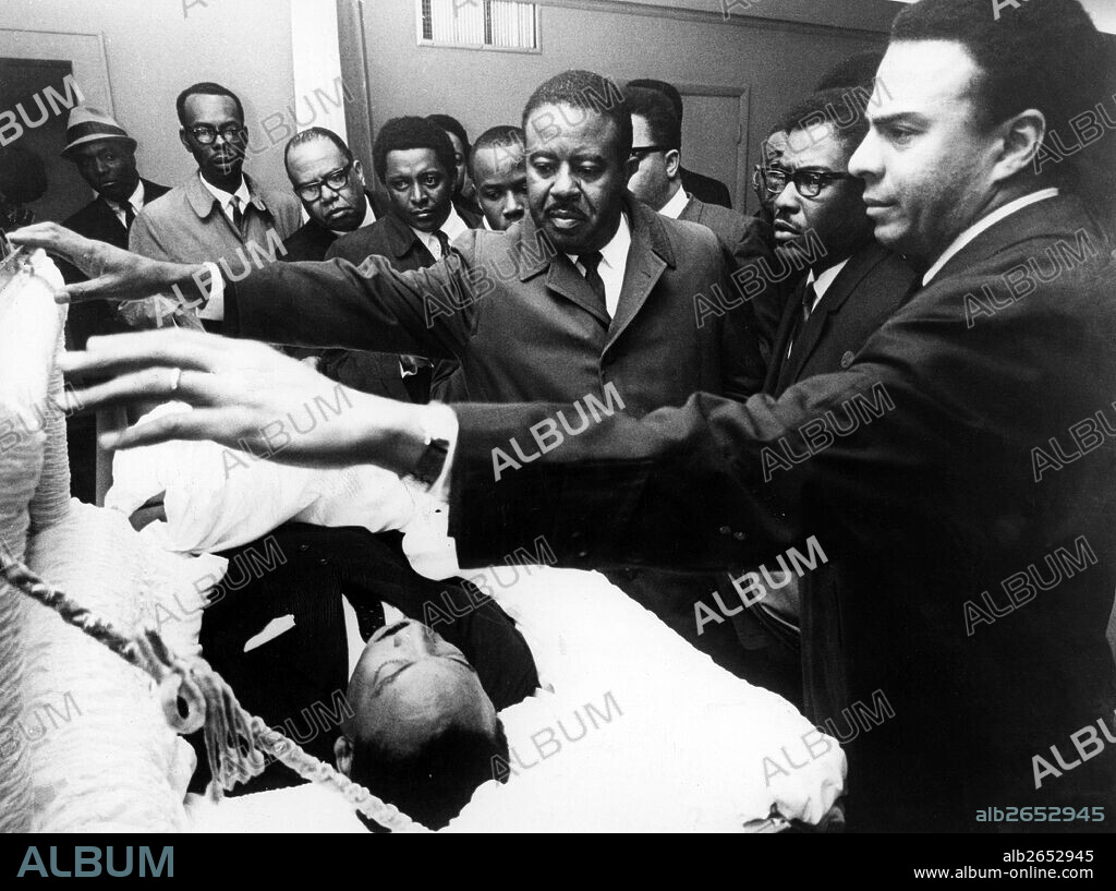 Sepelio de Martin Luther King (1929-1968), pastor protestante lider de la lucha no violenta ante la discriminación racial, premio Nobel de la Paz. Andrew Young, Bernard Lee y Ralph Abermathy fotografiados junto al cuerpo yacente de su lider, asesinado en Memphis. Siglo XX.