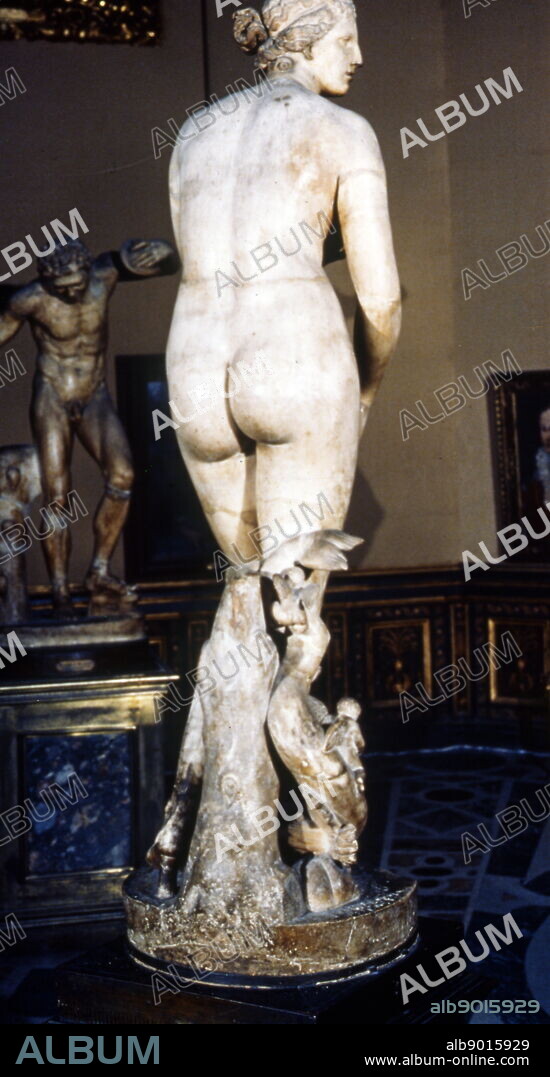 The Venus de' Medici or Medici Venus; Hellenistic marble sculpture depicting the Greek goddess of love Aphrodite. 1st-century BC marble copy, perhaps made in Athens, of a bronze original Greek sculpture in the Praxitelean tradition. Uffizi Gallery, Florence, Italy.