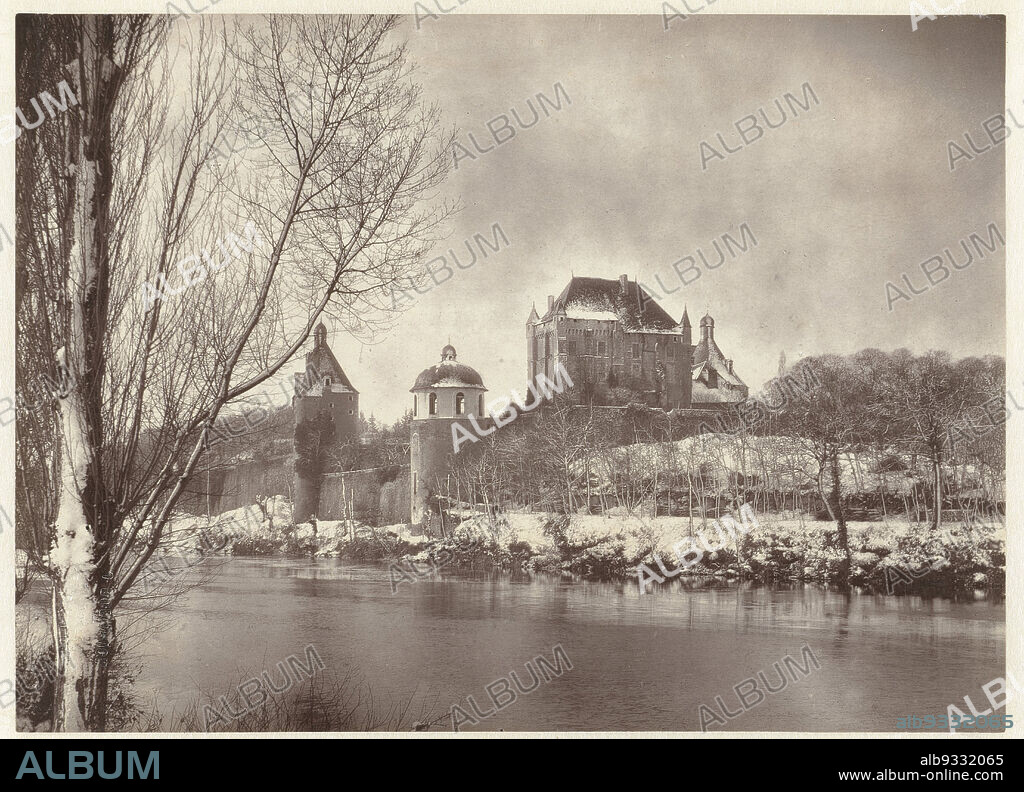 Snowy Château de Touffou in Bonnes, France, Bonnes, Château de Touffou  (Vienne) (title on object), Jules Robuchon (mentioned on object),  anonymous, Bonnes, publisher: Pari - Album alb9332065