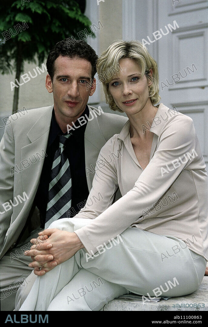 SUPERSINGLE - Editor Alexa (ANN-KATHRIN KRAMER) wants to marry her colleague Philipp (HEIO VON STETTEN). Before the wedding, she tests his loyalty one more time. Director: Sharon von Wietersheim / Title: SUPERSINGLE / Germany 1998.