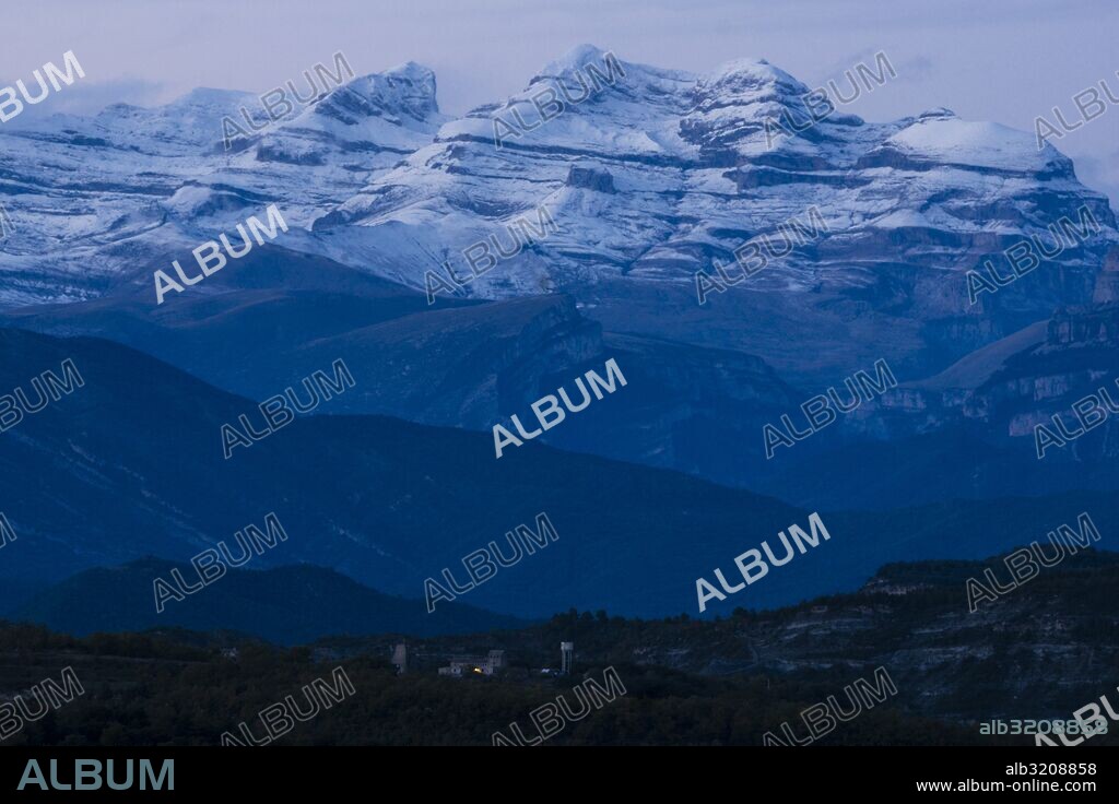 Las Tres Sorores ,Treserols,  Picos de Monte Perdido (3.355 m), Cilindro (3.328 m) y Añisclo (3.263 m) llamado también, este último, Soum de Ramond, Parque nacional de Ordesa y Monte Perdido, pueblo de Guaso,Provincia de Huesca, Comunidad Autónoma de Aragón, cordillera de los Pirineos, Spain, europe.