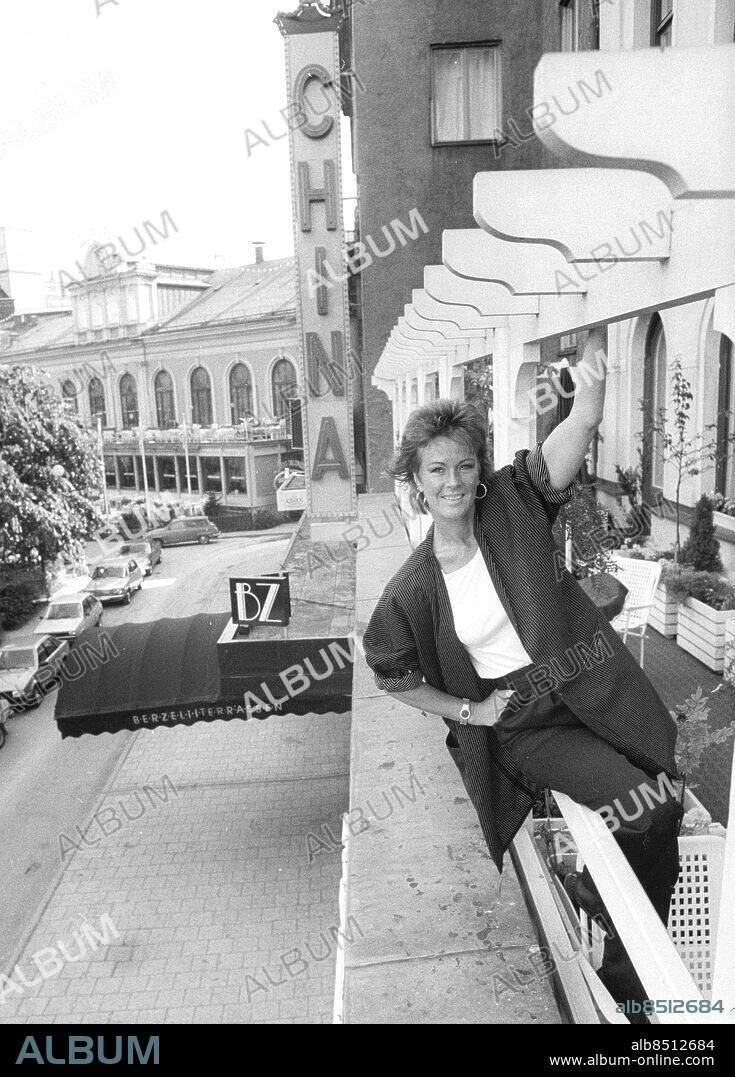 Stockholm 1984-08-27. Anni-Frid Lyngstad på scen igen - antagligen nästa år. -Jag är vettskrämd inför att uppträda igen. Men jag måste tvinga mig till det.. Vi möter en "ny" stark Frida. -Jag är nöjdare med mig själv än på år och dag. Jag ångrar aldrig att jag flyttade från Sverige.. Foto: Göran Ärnbäck / Expressen / TT / Kod: 50. ** AFTONBLADET OUT **.