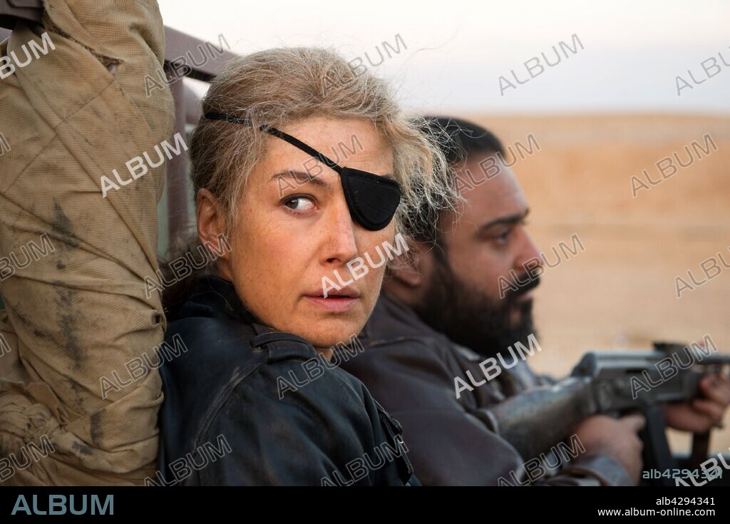 ROSAMUND PIKE en LA CORRESPONSAL, 2018 (A PRIVATE WAT), dirigida por MATTHEW HEINEMAN. Copyright Aviron Pictures / Acacia Filmed Entertainment / Denver and D.