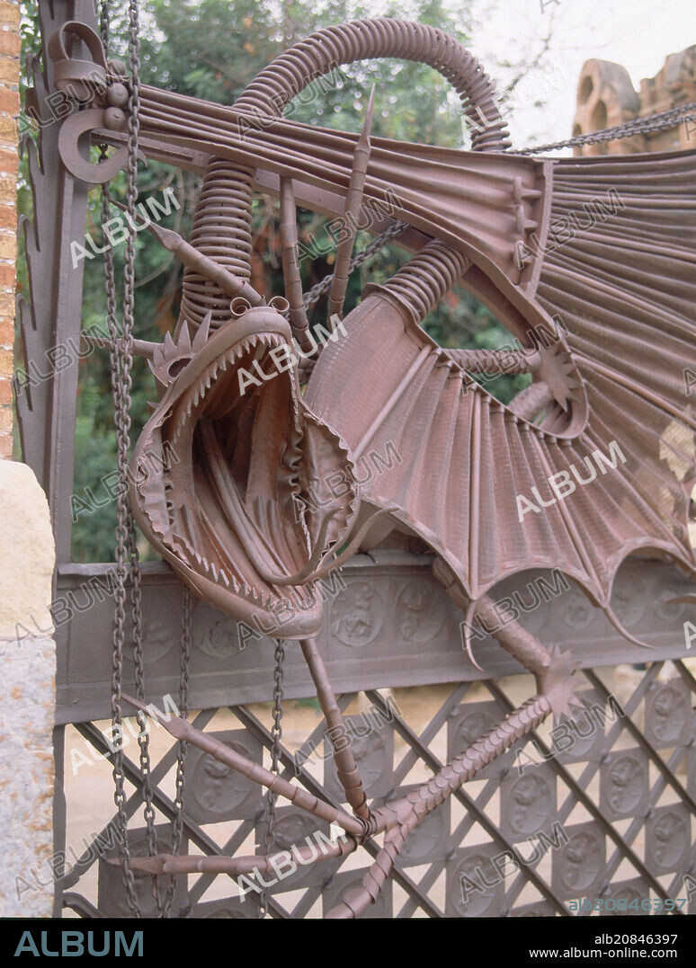 ANTONI GAUDÍ. DET DE LA PUERTA DE LA ENTRADA DE CARRUAJES - REJA CON LA FIGURA DE UN DRAGON - 1884-87.