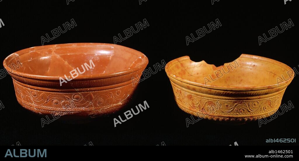 Piezas de cerámica de TERRA SIGILLATA. El cuenco de la derecha es del tipo TERRA SIGILLATA HISPANICA. Siglos I-V). Museo Nacional de Arte Romano. Mérida. Provincia de Badajoz. Extremadura. España.