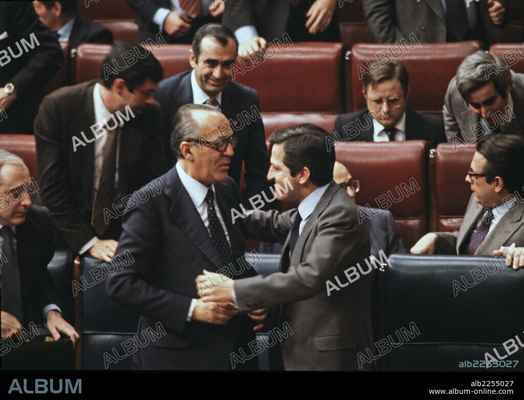 LEOPOLDO CALVO SOTELO POLITICO ESPAÑOL . MADRID 1926 - 2008 PRESIDENTE DEL GOBIERNO ESPAÑOL DE 1981 A 1982 ADOLFO SUAREZ POLITICO ESPAÑOL 1932 -  PRESIDENTE DEL GOBIERNO DESDE 1976 A 1982  FOTO SALUDANDOSE EN EL CONGRESO DE LOS DIPUTADOS.