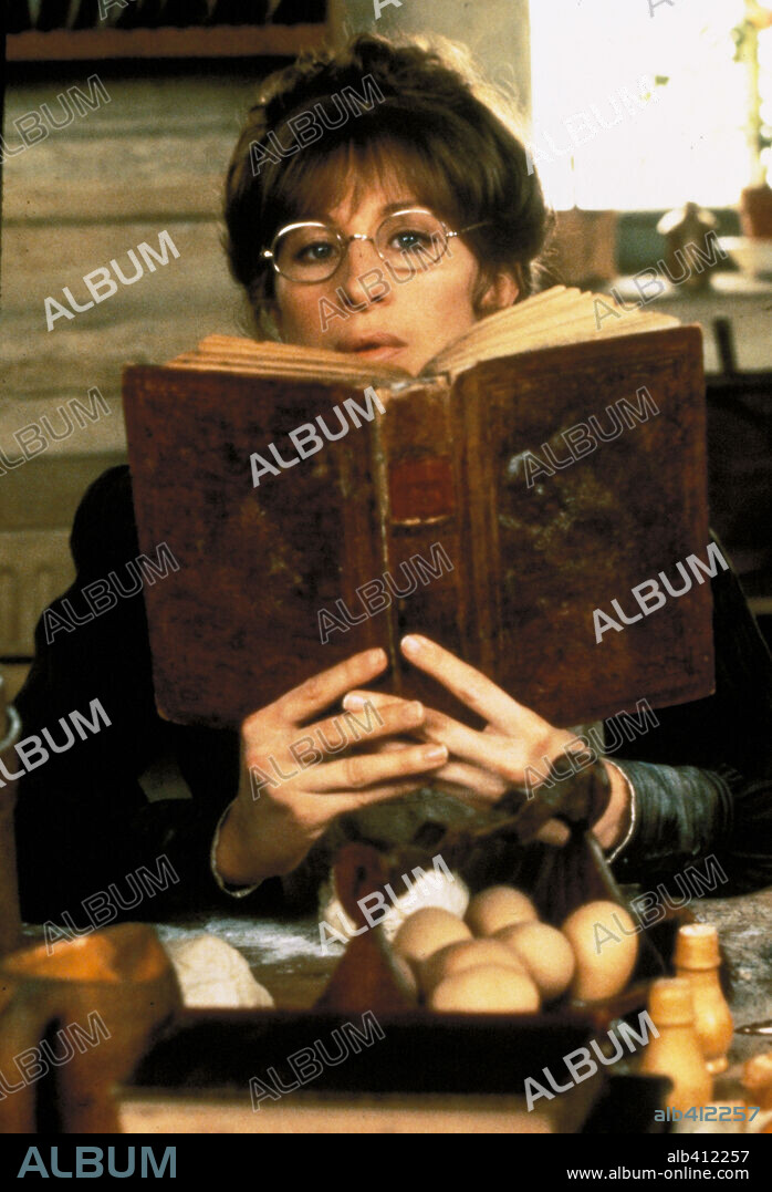 BARBRA STREISAND en YENTL, 1983, dirigida por BARBRA STREISAND y HARRY D'ABBADIE D'ARRAST. Copyright M.G.M/UNITED ARTIST.