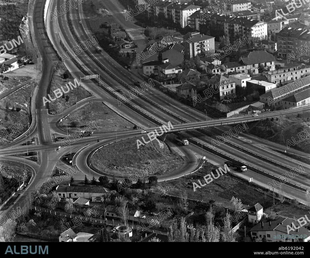 NUDO DE LA AUTOPISTA DE LA CARRERA DE LA CORUNA VISTO DESDE EL AIRE - FOTOGRAFIA EN BLANCO Y NEGRO - AÑOS 60.
