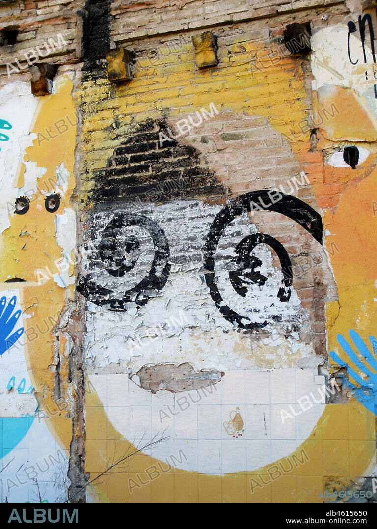 Realización de una cara aprovechando el desgaste de la pared, graffiti mural, Poblenou, Distrito Sant Martí, Barcelona en 2013.