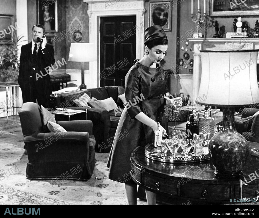 CARY GRANT and JEAN SIMMONS in THE GRASS IS GREENER, 1960, directed by STANLEY DONEN. Copyright UNIVERSAL PICTURES.