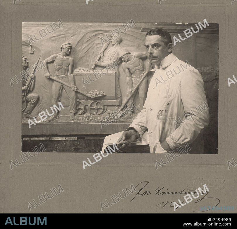 Limburg, Josef; Bildhauer, Hanau 10.7.1874 Hanau - Charlottenburg 21.12.1955. Josef Limburg vor einem Relief. Foto, aufgezogen auf Karton mit Autogramm, 1924 (Atlantic Photo Co. Berlin SW 11). Berlin, Sammlung Archiv für Kunst und Geschichte.