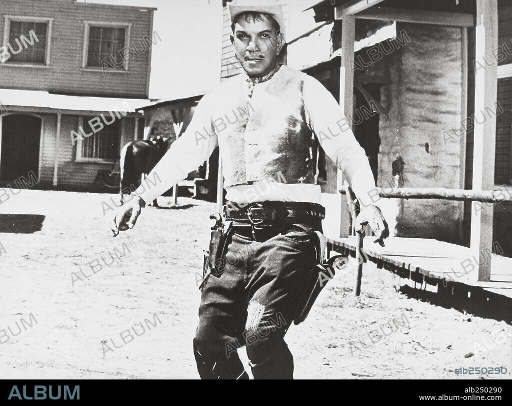 CANTINFLAS en POR MIS PISTOLAS, 1968, dirigida por MIGUEL M. DELGADO. Copyright POSA FILMS, S.A.