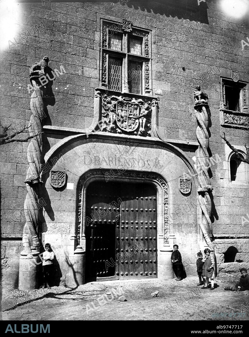 1920. Fachada principal del palacio de los Condes de Montarco de ciudad Rodrigo (Salamanca).