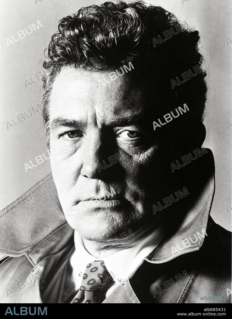 ALBERT FINNEY en UN ÁNGEL CAÍDO, 1987 (ORPHANS), dirigida por ALAN J. PAKULA. Copyright LORIMAR PRODUCTIONS.