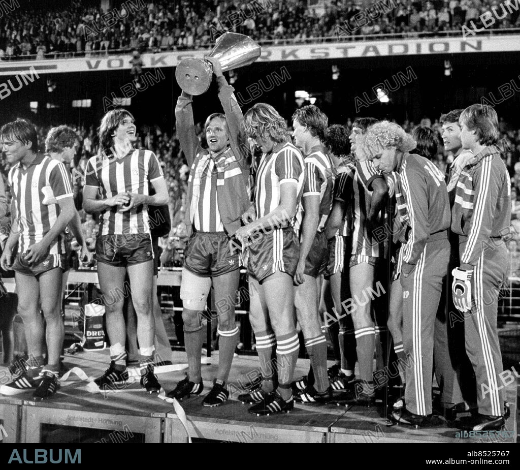 Hamburg 1982-05-19. Fotbollspelaren Dan Corneliusson höjer bucklan efter IFK Göteborgs seger över Hamburger SV i UEFA-cupfinalen . Foto: Peter Diedrich / SvD / TT / kod 12014.