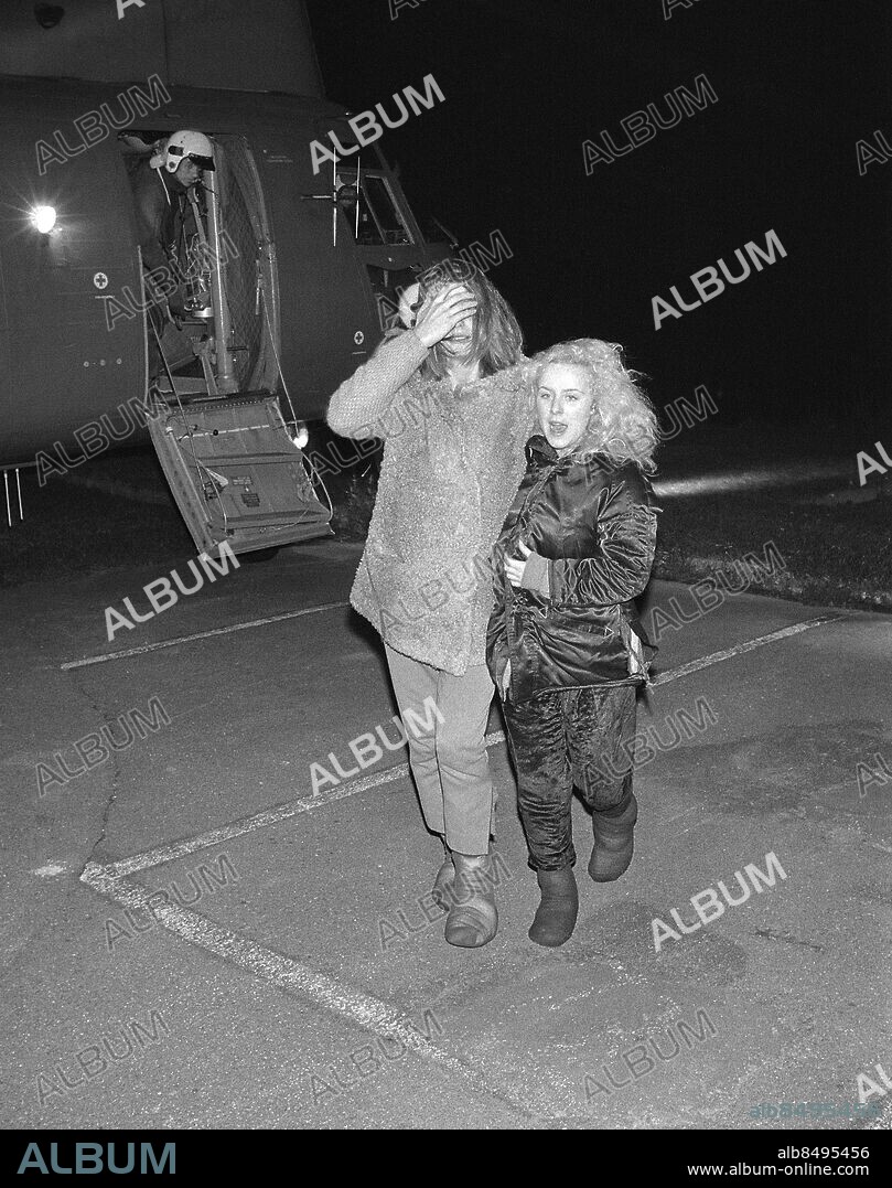STOCKHOLM 1984-11-04. Helena Rundqvist (tv) och Ann-Charlotte Åberg är räddade. I två dygn drev de två 19-åriga kompisarna omkring i en liten roddbåt på Ålands hav. Besättningen på det ryska lastfartyget "Dagestan" upptäckte flickorna drygt fyra landmil ut till havs mitt i Ålands hav. Direkt från fartyget fördes de via Svartklubbens fyr på Singö till Södersjukhuset.. Foto: Jan Collsiöö / TT / Kod: 1001.