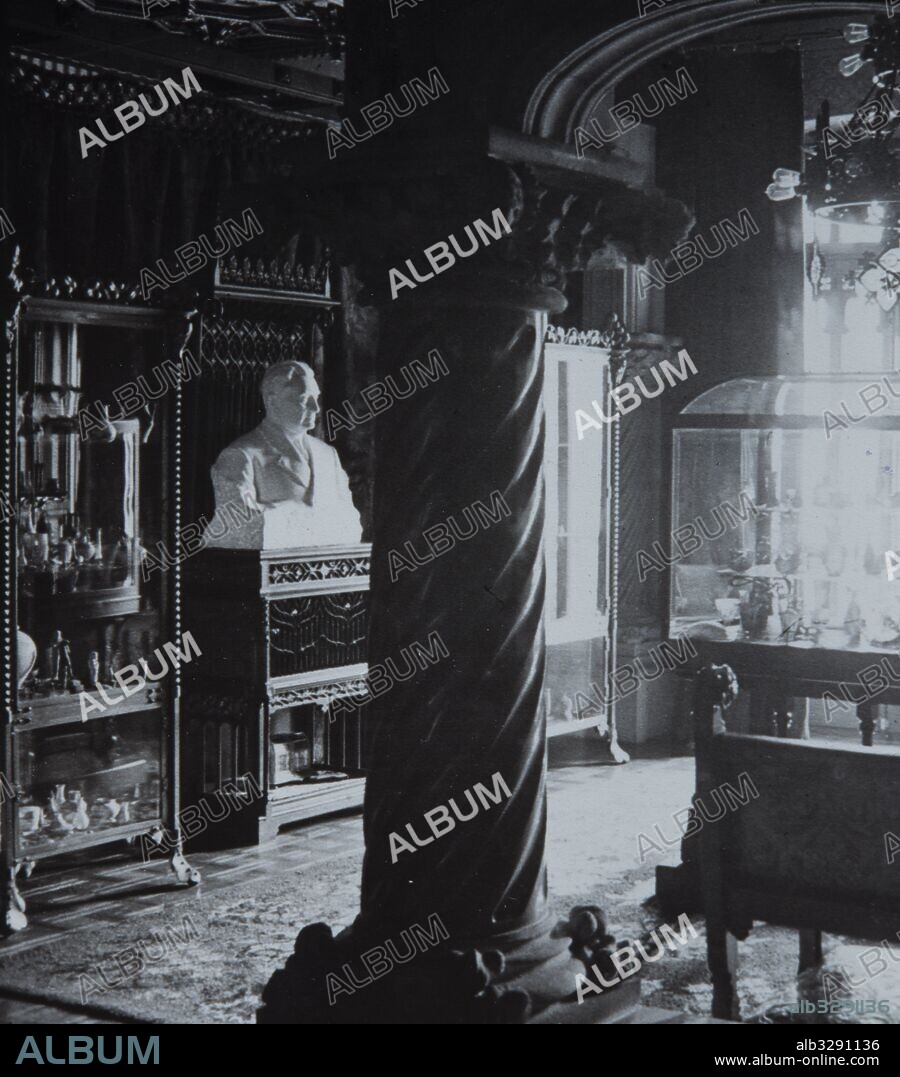 JOSEP PUIG I CADAFALCH. Casa Amatller, 1898-1900. Interior de la sala principal de la casa en  una fotografia en blanco y negro de principios de siglo XX.