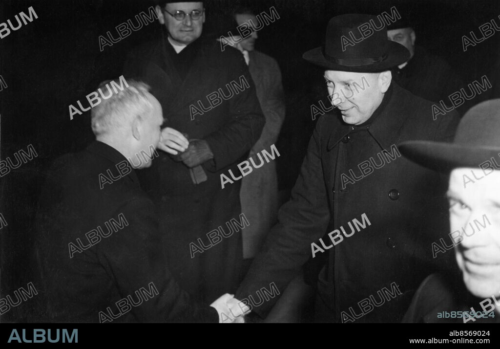 Orig. bildtext... POLISH PRIMATE, Mons. Stefano Wysynski, Archbishop of Gnesna and Warsaw arrived in Rome to report to Pope Pius XII on a Warsaw request that the Holy See recognize the religious soverignaty of Poland over former German territories ceded to Poland after the war. The Holy See so far has refused to recognize the splitting up of Germany --- in its diocesal authority. Photo shows: Mons. Stefano Wysynski, Archbishop of Gnesna and Warsaw, greeted by prelate of Rome's Polish collage. Anm. CD119 Kardinaler Hälsningar persons: Stefano Wysynski sites: ITALIEN ;POLEN* ;ROM.