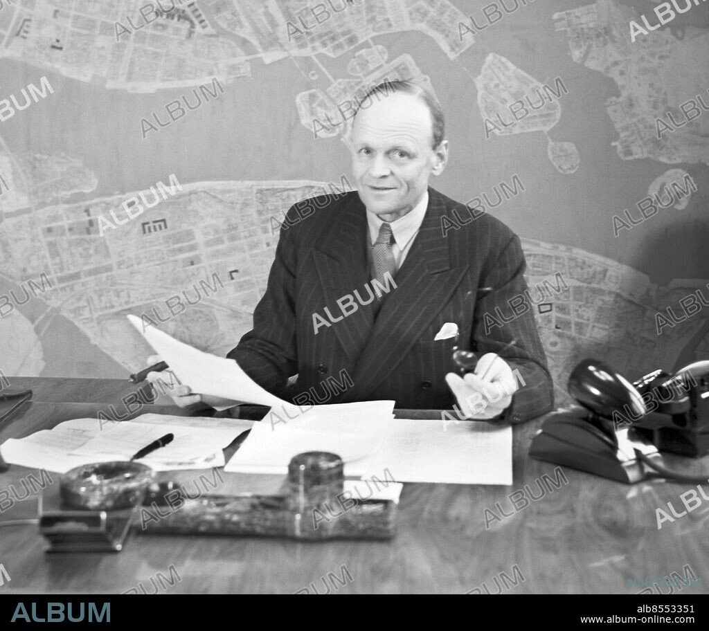 ARKIV 1943 . Sven Wallander (1890-1968), arkitekt, arbetade för HSB.. Sven Wallander, Swedish architect.. Foto: TT / Kod 1900.
