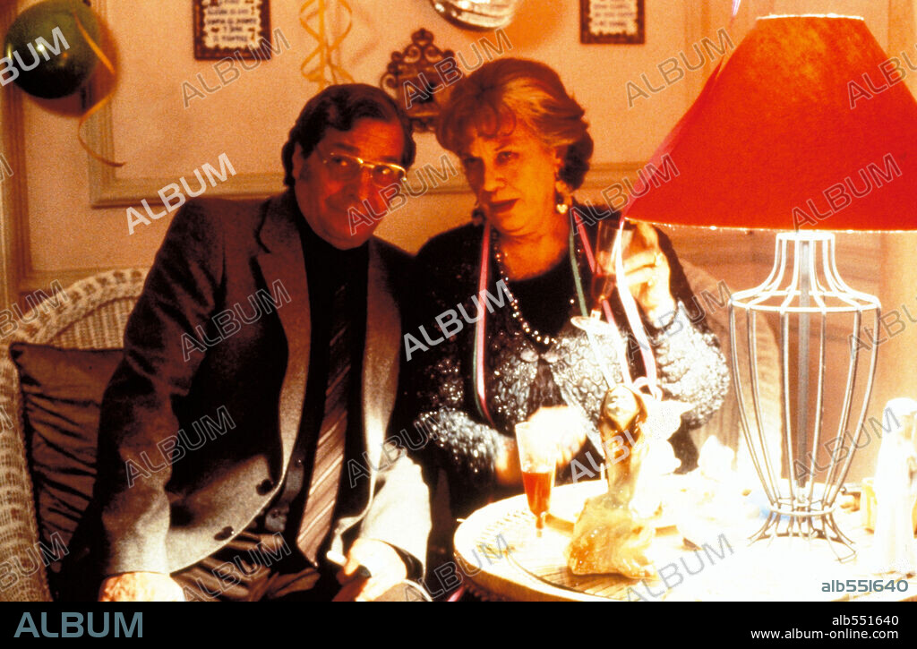 SANCHO GRACIA y TERELE PAVEZ en LA COMUNIDAD, 2000, dirigida por ALEX DE LA IGLESIA. Copyright LOLAFILMS.