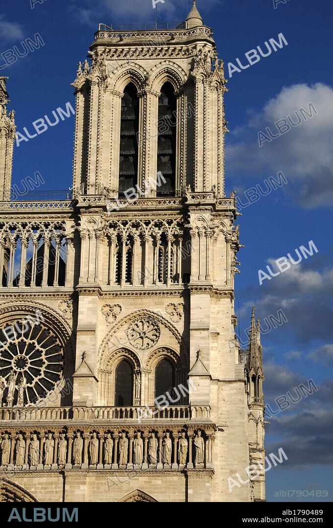 ARTE GOTICO. FRANCIA. Detalle de la FACHADA PRINCIPAL de la CATEDRAL DE NOTRE DAME (1163-1250), construida en estilo gótico por orden del obispo Eudes de Sully. Consta de tres cuerpos superpuestos, con tres grandes pórticos en su zona inferior. PARIS.
