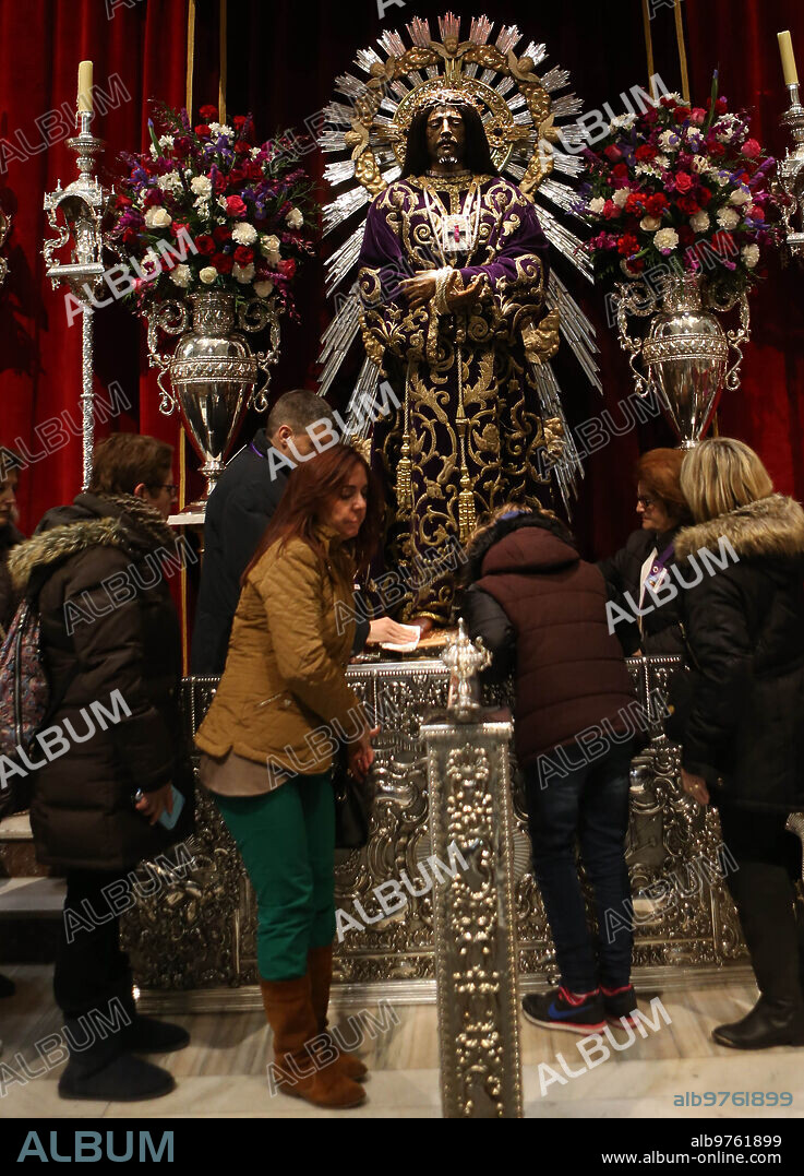 Madrid, 03/06/2015. Besapiés in the basilica of our father Jesús de Medinaceli. Photo: Ernesto Agudo. Archdc.
