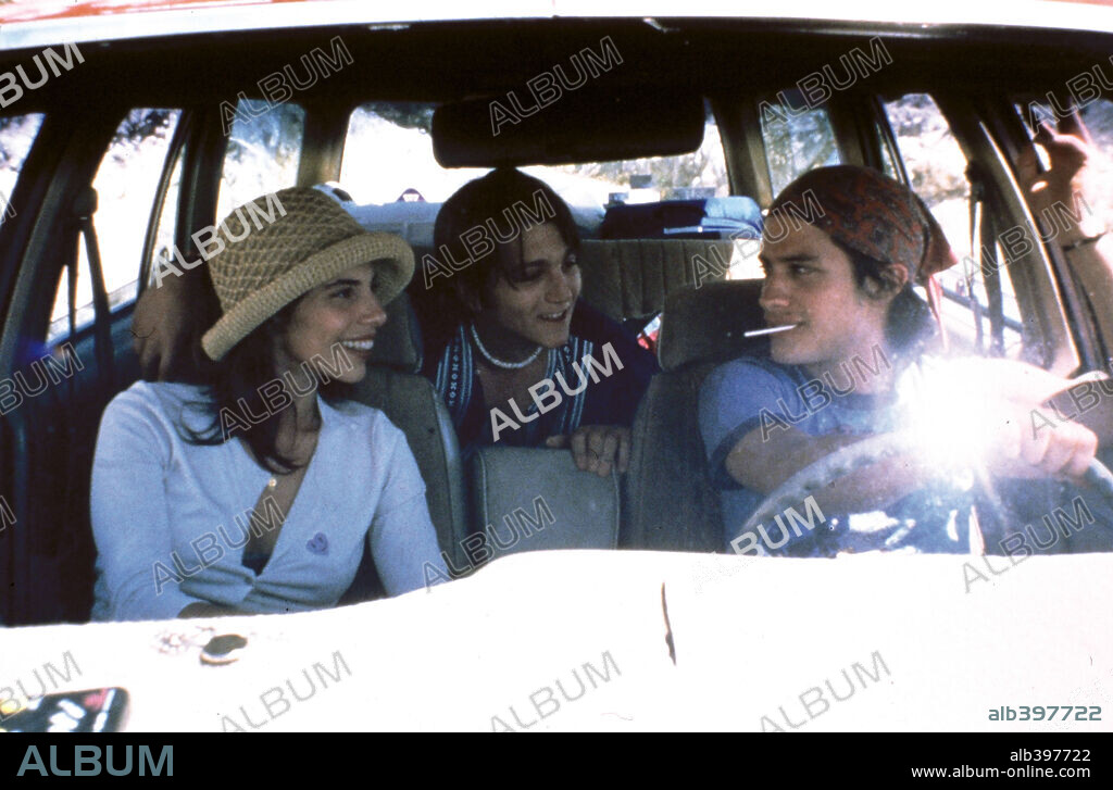 DIEGO LUNA, GAEL GARCIA BERNAL y MARIBEL VERDU en Y TU MAMÁ TAMBIÉN, 2001, dirigida por ALFONSO CUARON. Copyright IFC FILMS.