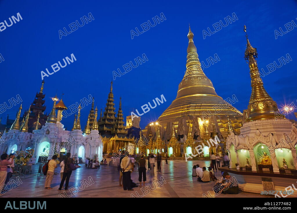 Shwedagon Paya, Yangon (Rangoon), Myanmar (Burma), Asia.