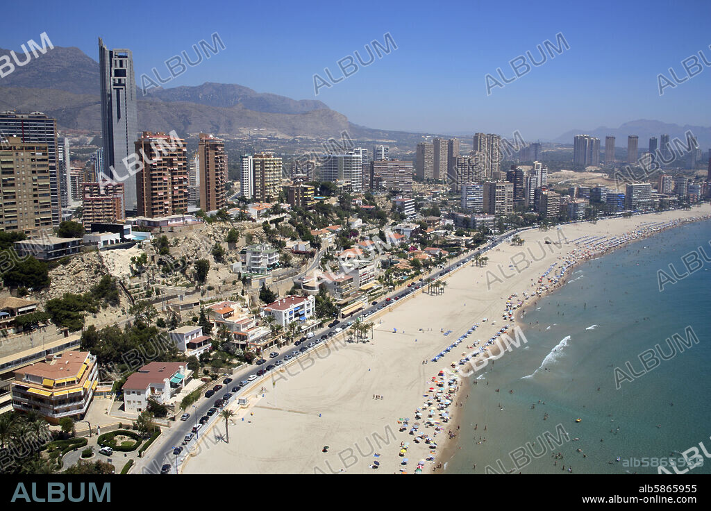 Benidorm; Playa de Poniente; a izquierda el Hotel "Bali" el edificio más alto de España.