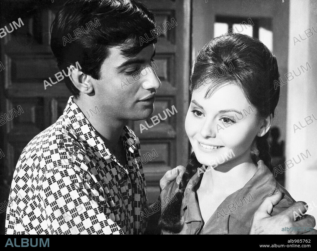 ROCIO DURCAL y SIMON ANDREU en ROCIO DE LA MANCHA, 1963. Copyright EPOCA FILMS.